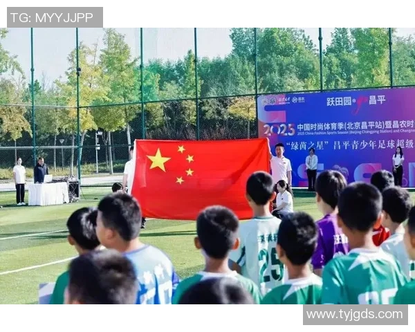 巴勒斯坦足球明星高举国旗展现民族团结与体育精神