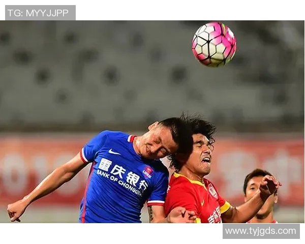 足球明星顶球的精彩瞬间与背后故事揭秘 足球明星顶球的精彩瞬间与背后故事揭秘