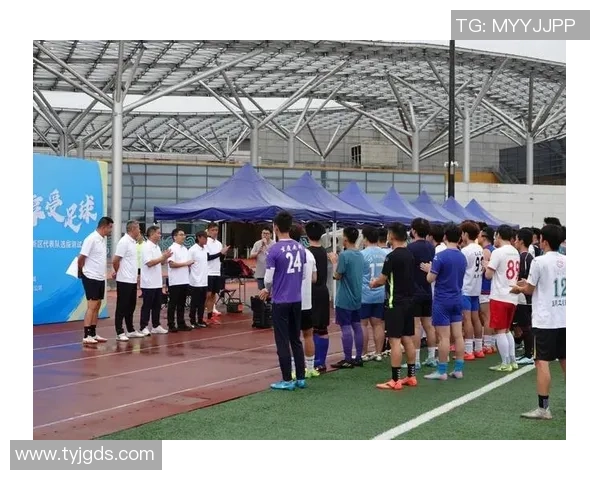 重庆足球队荣登实力排行榜首位引领全国足球新风潮 重庆足球队荣登实力排行榜首位引领全国足球新风潮